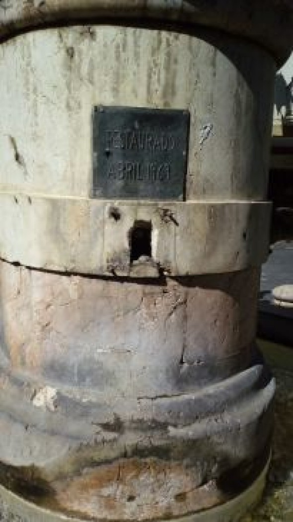 Reparación de uno de los surtidores de agua con forma de toro en la fuente del Torico