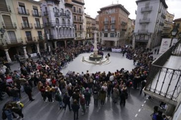 Éxito de la primera manifestación del 8M en la capital: Más de 1.000 personas han participado en la marcha que ha comenzado en el Campus y ha terminado en la plaza del Torico