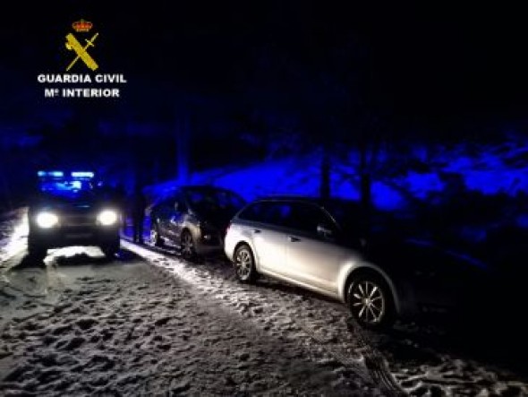 La Guardia Civil rescata a once personas aisladas en la nieve en plena noche en el puerto El Portillo de Guadalaviar