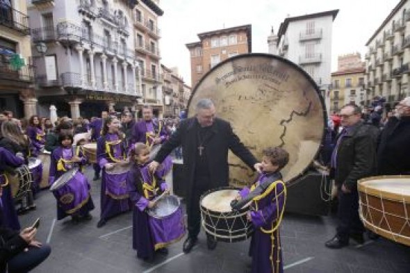 El obispo de la Diócesis de Teruel y Albarracín rompe la hora en la capital con el bombo más grande del mundo