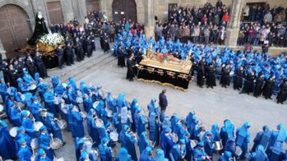 La Procesión del Santo Entierro recorre las calles de Alcañiz en medio de la devoción