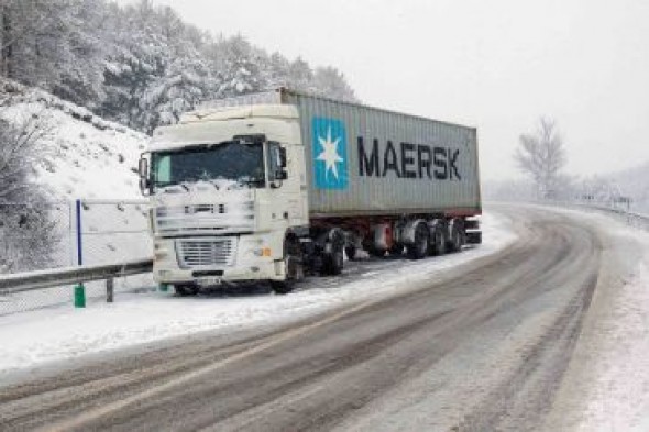 La Autovía Mudéjar sigue cortada en Santa Eulalia por el vuelco de un camión y hacen falta cadenas en doce carreteras de la la provincia por la nieve