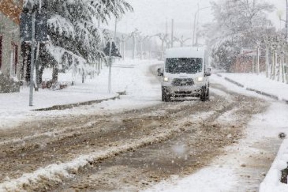 La nieve colapsa la provincia con carreteras y líneas eléctricas cortadas