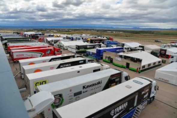 Las Superbikes calientan motores antes de empezar a rodar