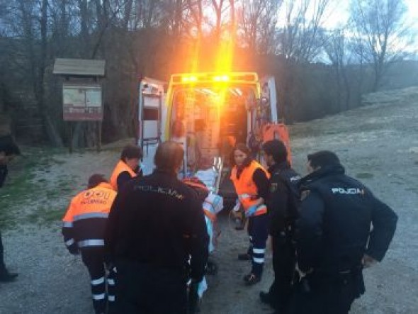 La Policía Nacional auxilia a un accidentado en el camino fluvial del Guadalaviar en San Blas