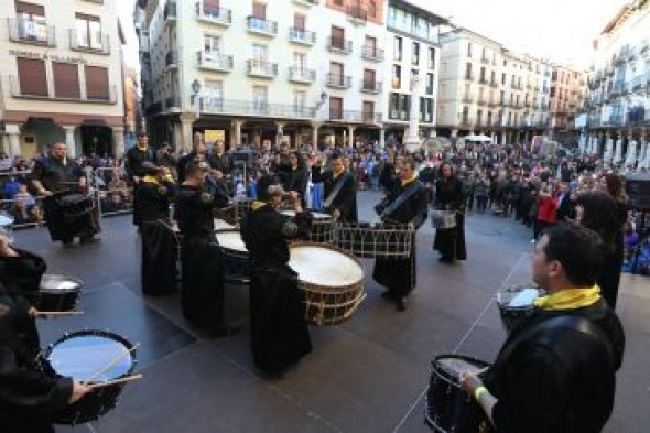 La plaza del Torico de la capital turolense vibra al son de seis bombos gigantes