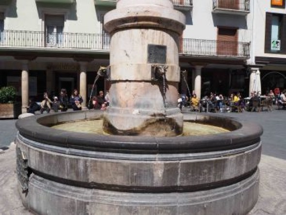 Vuelven a colocar las cabezas de toro de la fuente de la plaza del Torico