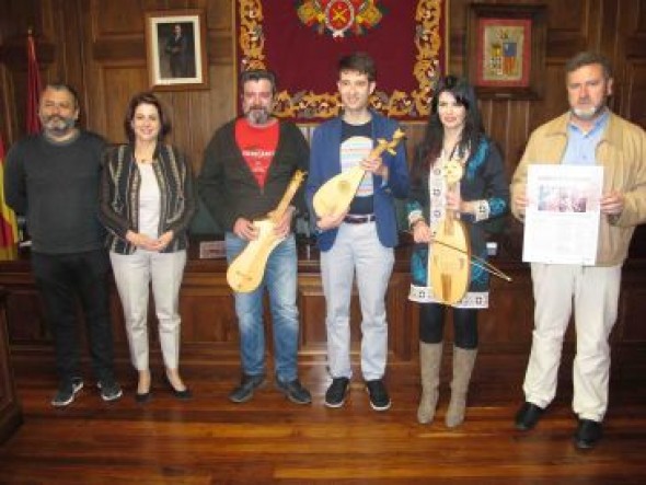 El Ayuntamiento de Teruel reproduce tres instrumentos medievales de la techumbre de la Catedral