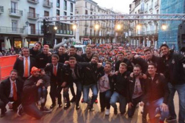 El Club Voleibol Teruel celebra el triplete con su afición