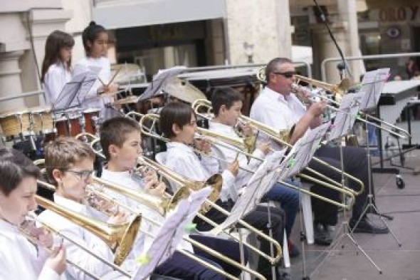 El concierto Música en la Calle inunda de melodías la plaza del Torico