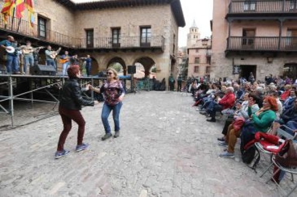 Los mayos de Albarracín, Albacete y Toledo suenan en la Ciudad de los Azagra