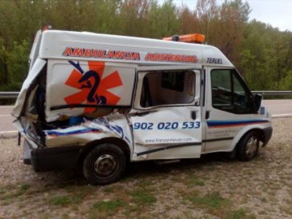 El desprendimiento de unas piedras causa daños en una ambulancia que circulaba cerca de Albarracín