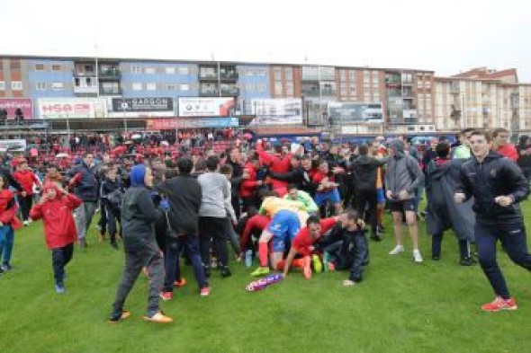 Dani Aso deja la puerta abierta a seguir al frente del CD Teruel tras lograr el ascenso