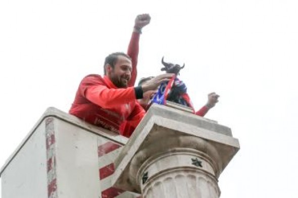 El Torico ya luce la bufanda del CD Teruel en una fiesta por el ascenso pasada por agua