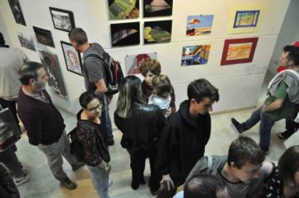 La exposición colectiva ProRefugio recoge 1.300 euros en su inauguración