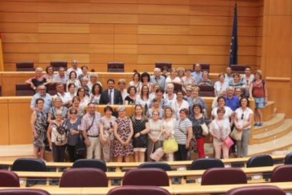 Integrantes de la Asociación de Amas de Casa de Alcañiz visitan el Senado