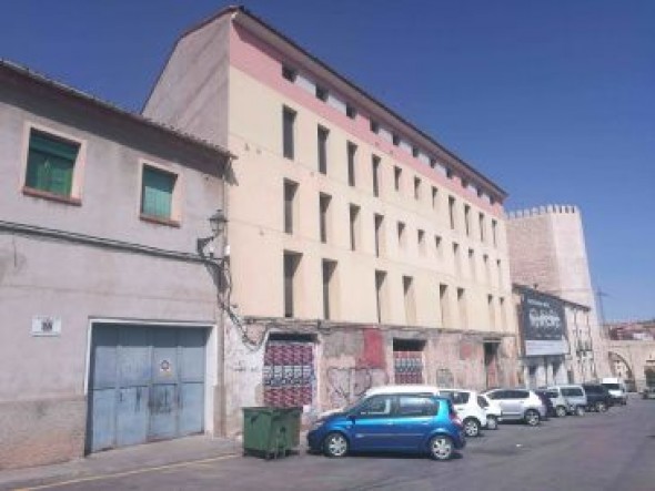 La alcaldesa de Teruel señala que en la próxima legislatura se podrá liberar de edificaciones la muralla