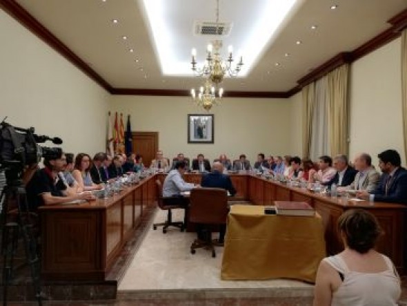 PP y PSOE se enfrentan en el pleno por el proyecto fallido del Comandante Aguado