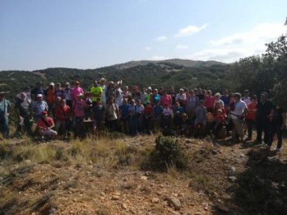 Unas 60 personas recorren la línea defensiva de Bueña en la guerra civil