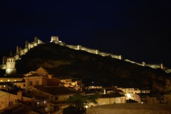 La muralla de Albarracín brilla por la noche gracias a la nueva iluminación