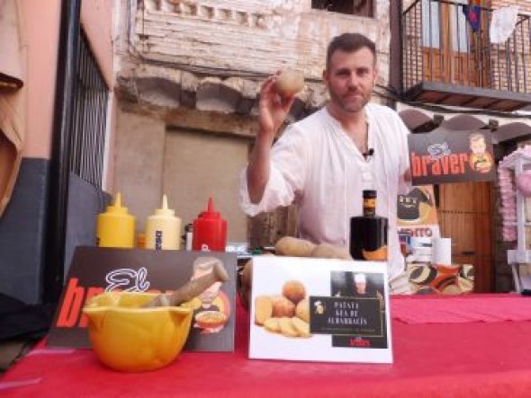 Óscar Alamán, el primer influencer en patatas bravas: “La patata brava que sirven en Teruel es excelente, y casi siempre con salsas caseras”