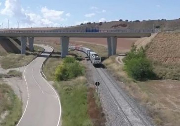 Un nuevo vídeo de Teruel Existe  muestra cómo un tren de mercancías de una veintena de vagones circula por un tramo limitado a 30 kilómetros