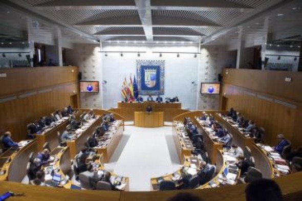 La consejera de Sanidad insiste en que se cumplirán los plazos de los hospitales turolenses