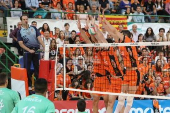 El CV Teruel logra el primer título de la temporada al imponerse 3-0 al Unicaja Almería en la Supercopa de España de voleibol