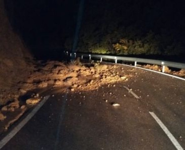 Las intensas lluvias dejan desprendimientos y accidentes sin víctimas en las carreteras de la provincia