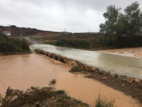 Las brigadas de la Diputación trabajan para retirar las piedras caídas en varias carreteras