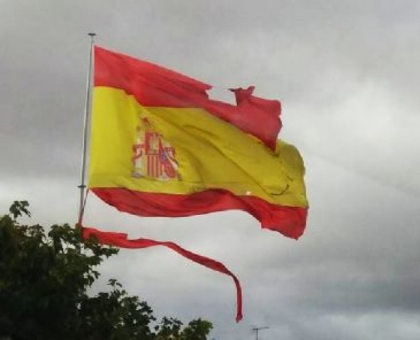 El viento destroza la bandera de 10 por 7,5 metros que fue izada el 18 de marzo en Alcañiz