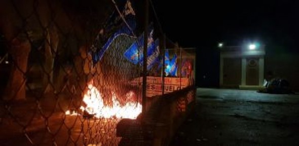 Los funcionarios de prisiones queman sus uniformes y provocan retenciones de tráfico en la avenida Zaragoza de Teruel