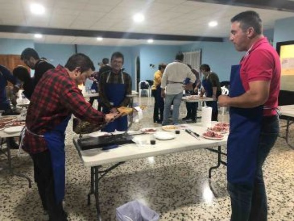 Quince vecinos de Celadas amplían sus conocimientos sobre corte de jamón