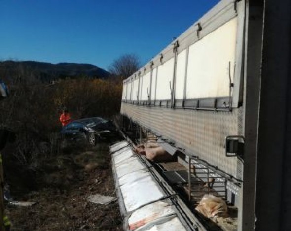 Reabierta la carretera A-226 en Mas de las Matas tras el accidente entre un camión y un turismo