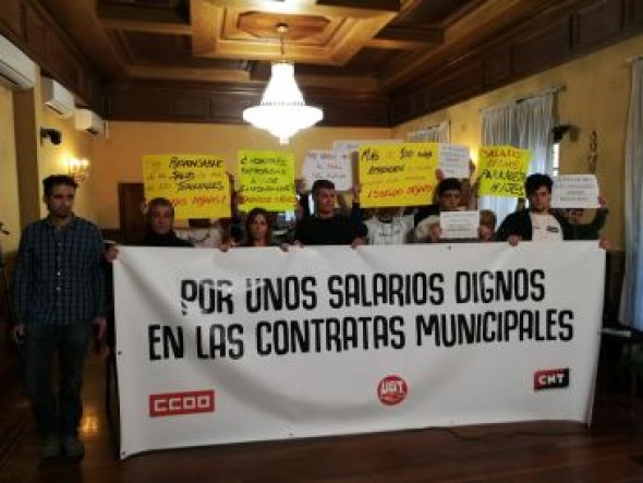 Empleados de las contratas de instalaciones deportivas protestan ante el pleno del Ayuntamiento de Teruel