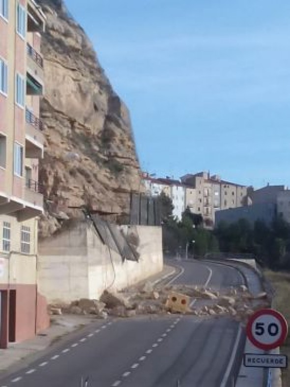 Caen más piedras desde el cerro de Pui Pinos a la travesía de Alcañiz