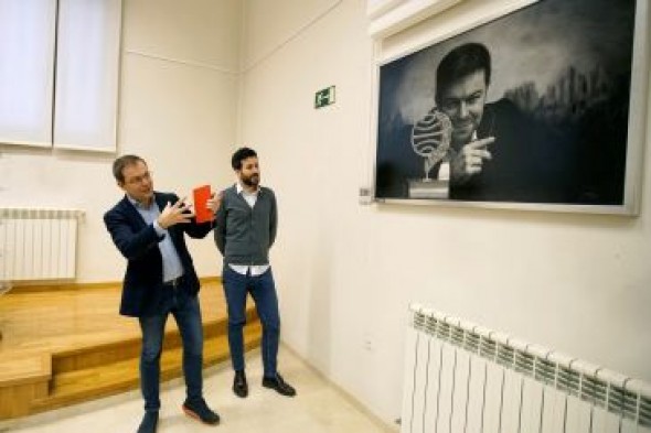 Un retrato sobre el camino de la luz de Javier Sierra, imagen de su legado a la Biblioteca Pública de Teruel