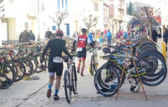 Daniel Ejarque y Maialen Pérez inauguran en Híjar el palmarés de duatlón de 2019