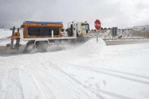 La nieve obliga al uso de cadenas en cinco carreteras de la Sierra de Albarracín y el Maestrazgo