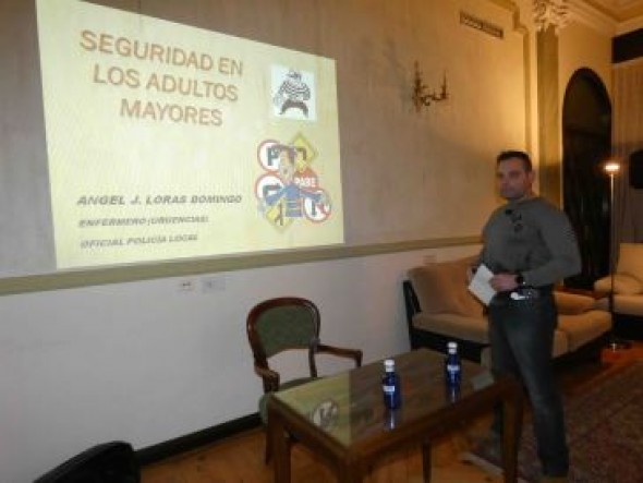 Ángel Loras, oficial de la Policía Local de Teruel: “Las personas mayores son 
a veces demasiado confiadas y eso las pone en riesgo”