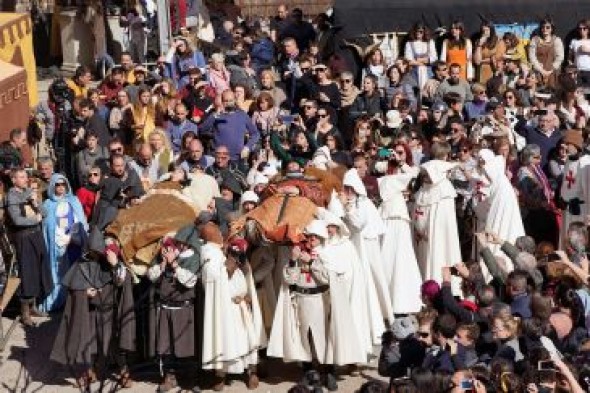 Isabel le da un último beso a su amado y muere para poner fin a Las Bodas y dar paso a la historia de los Amantes de Teruel