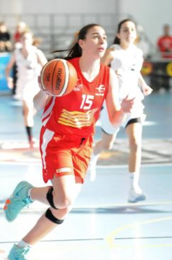 Claudia Saz Muñecas, jugadora de la Selección Aragonesa de baloncesto: “No hay ayudas para casos como el mío y mi familia tiene que pagarlo todo”