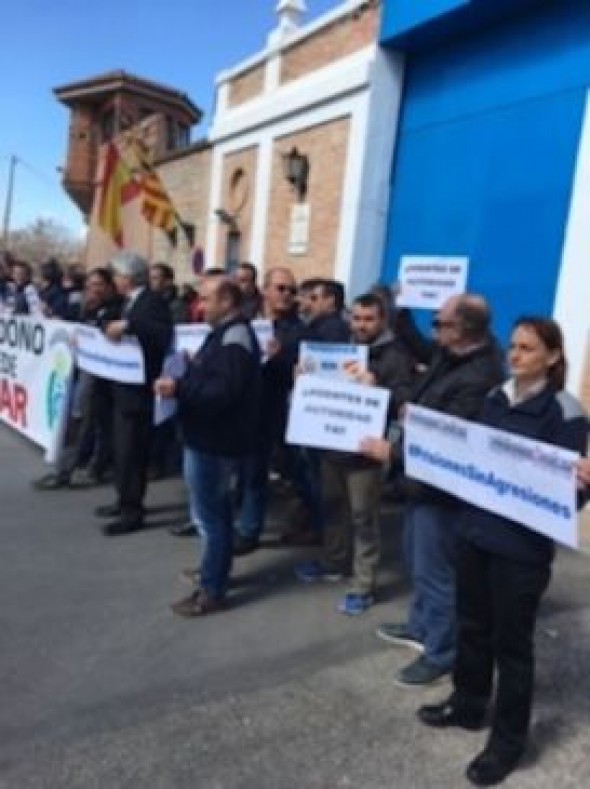 Medio centenar de trabajadores de la prisión de Teruel se concentran en solidaridad con su compañero apuñalado en Soto del Real