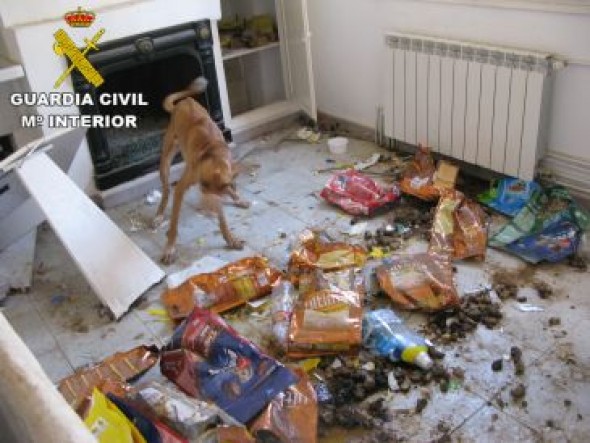 La Guardia Civil auxilia a un perro hacinado entre heces y orines en Alcañiz