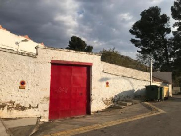 El Ayuntamiento de Alcañiz sustituye una cubierta y adecua los aseos de la plaza de toros