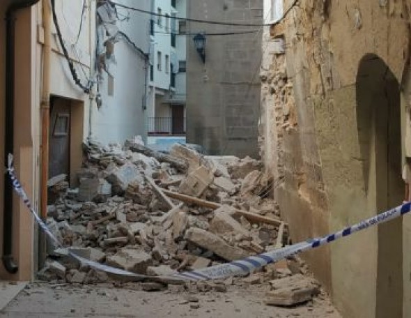 Se derrumba la fachada de una vivienda en el número 26 de la calle La Higuera de Alcañiz sin causar daños personales