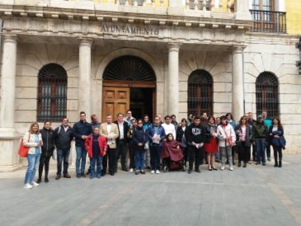 Representantes del Ayuntamiento de Teruel y CERMI se concentran en el Día de los Derechos de Personas con Discapacidad