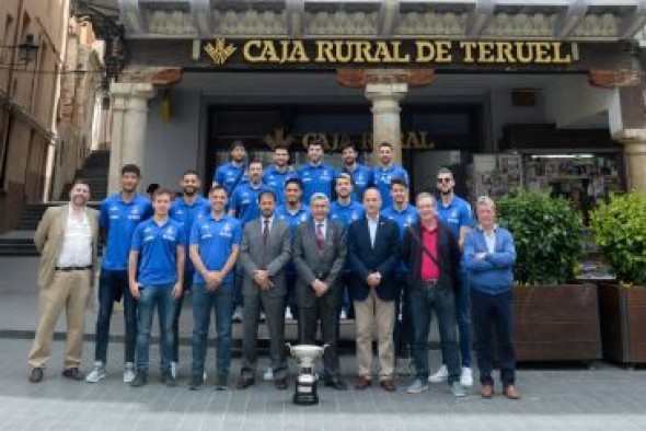 El CV Teruel, recibido en la Caja Rural para celebrar la séptima Superliga