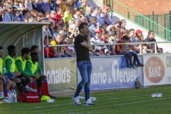 El entrenador del CD Teruel no tira la toalla y lanza un mensaje de optimismo ante el encuentro en Cornellá con la salvación en juego