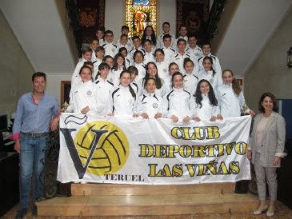 Recepción a los equipos del colegio Las Viñas que representarán a Aragón en el campeonato de España de voleibol